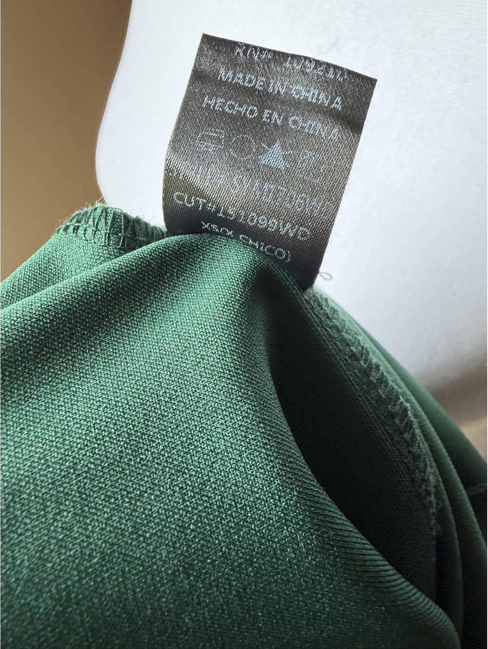 This gorgeous emerald green midi cocktail dress from Windsor - Picture 5 of 6